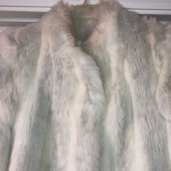 Faux fox fur white jacket sz.L-XL, 3 hook & eye closures, missing label.  $25 - Picture 4 of 12